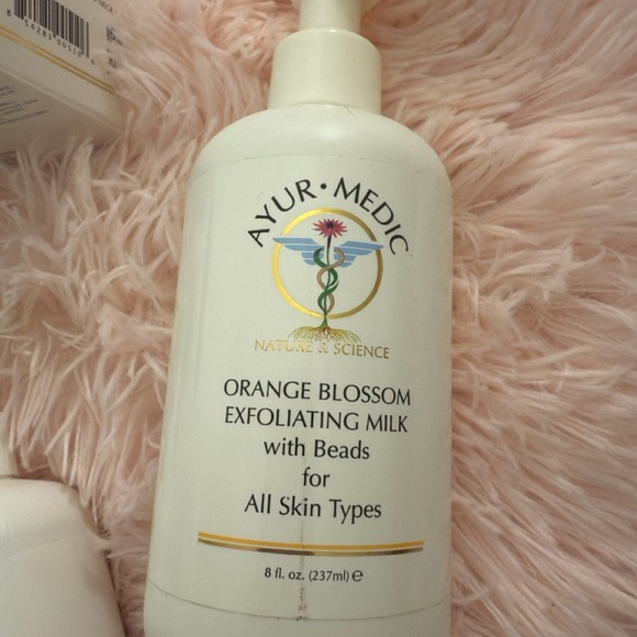 White Facial Cleanser for All Skin Types - Picture 3 of 7